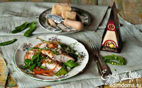 Рецепт Курица в сырной панировке с горошком и морковью