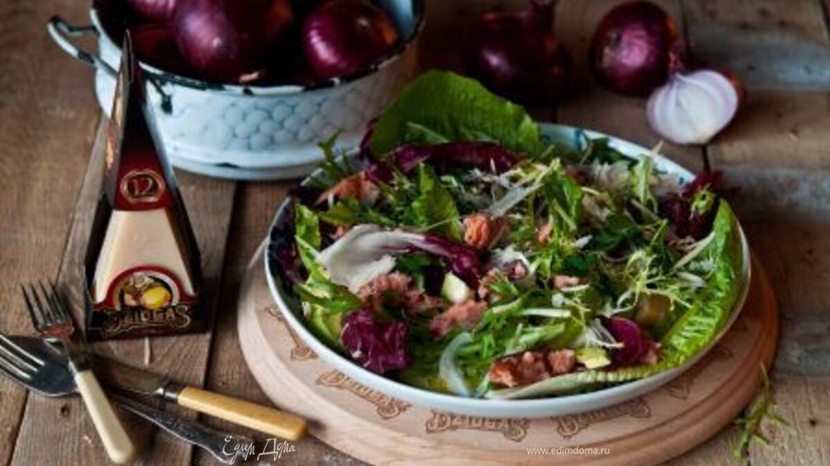 Салат из копченой рыбы с авокадо, красным луком и сыром