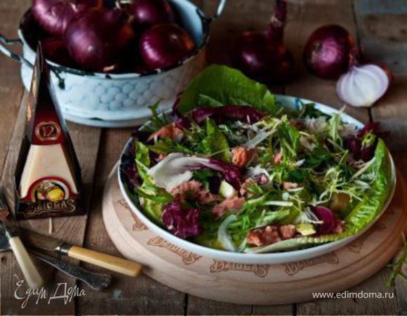 Салат из копченой рыбы с авокадо, красным луком и сыром