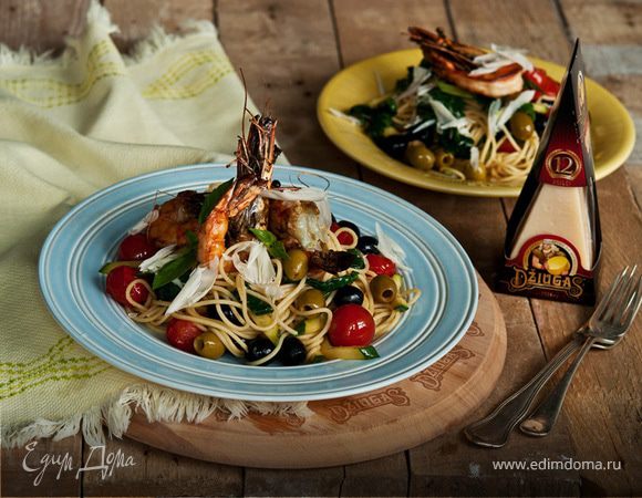 Спагетти с креветками, цукини, помидорами и сыром