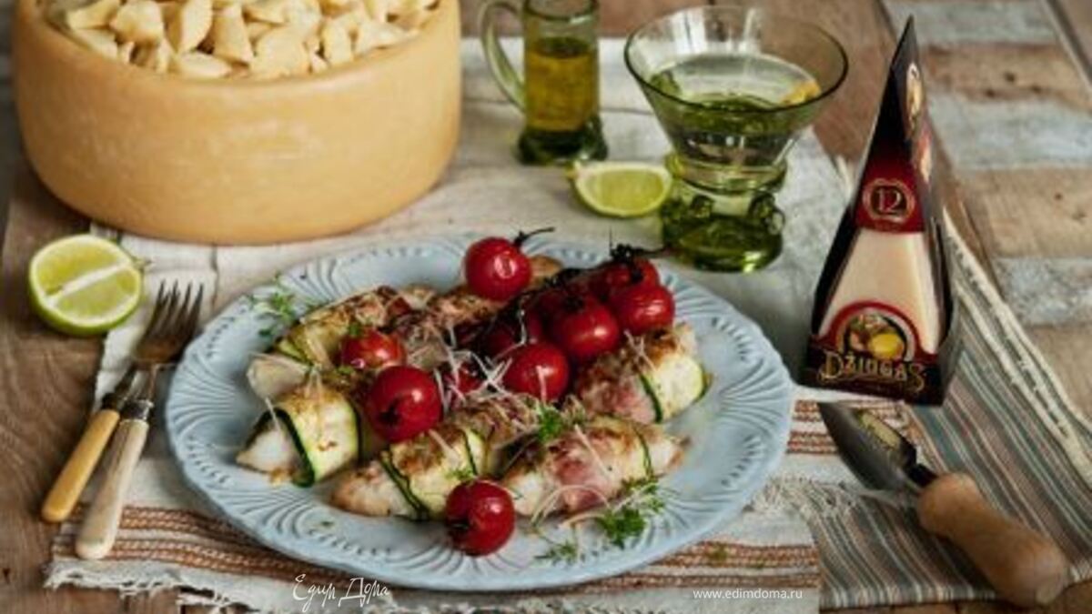 Треска с цукини, беконом и сыром