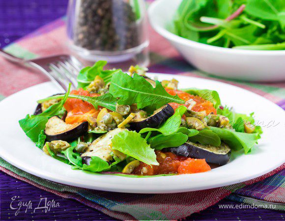 Теплый салат с запеченным баклажаном, томатами и острой заправкой