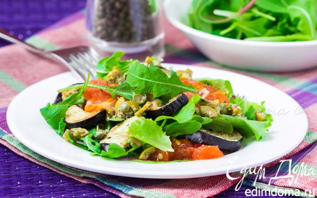 Рецепт Теплый салат с запеченным баклажаном, томатами и острой заправкой