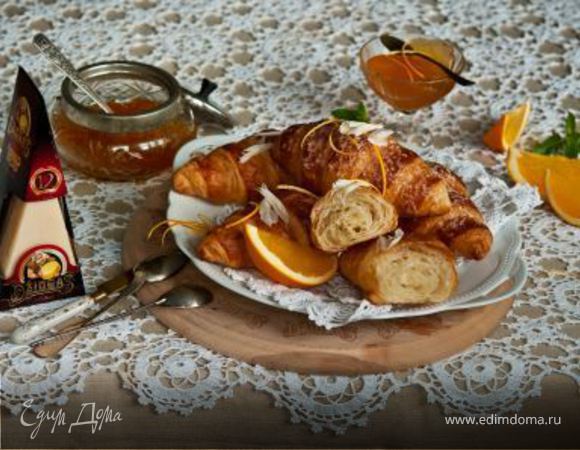 Круассаны с сыром и апельсиновым джемом