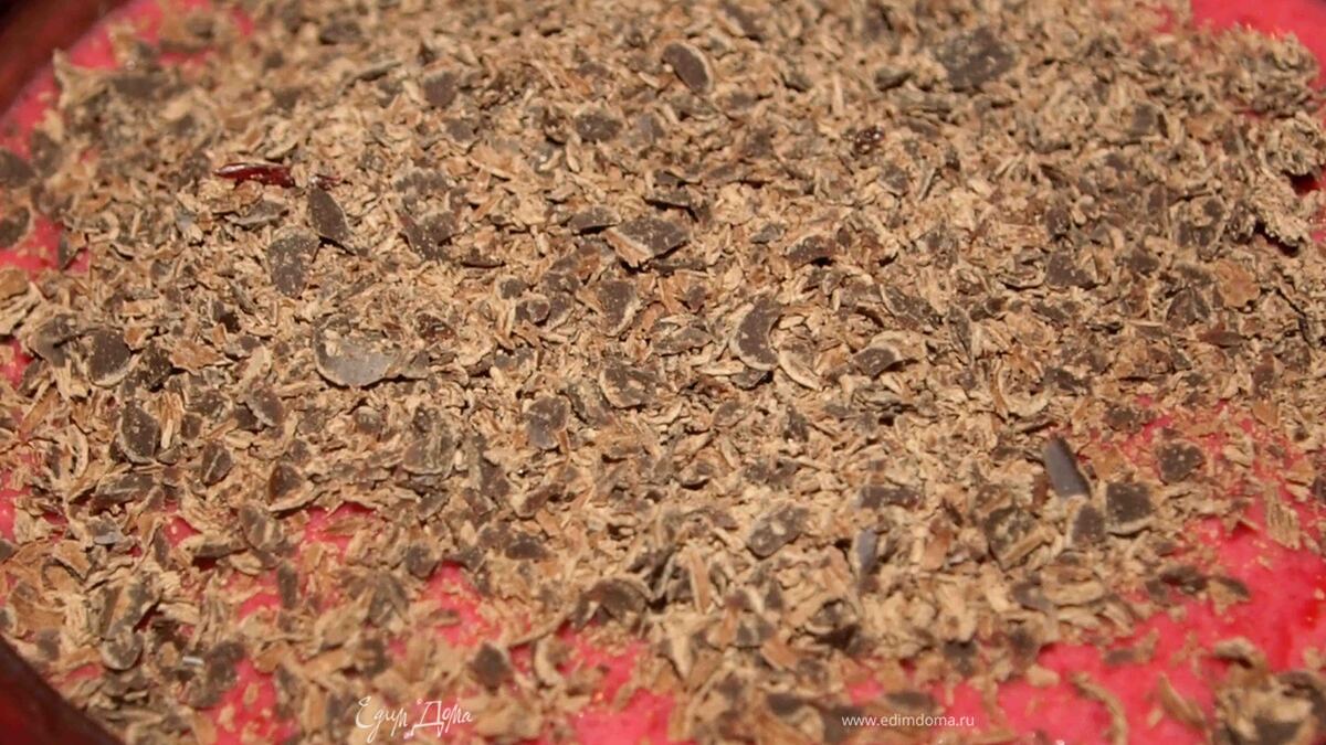 Вишневый десерт с шоколадом и сливками