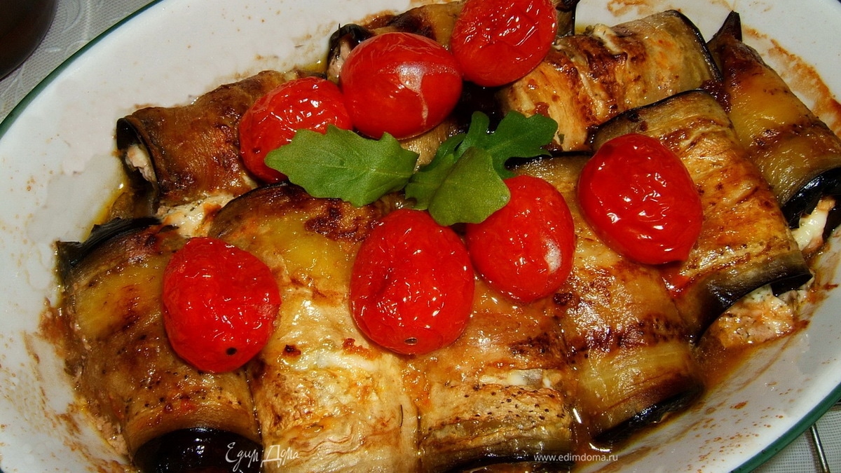 Баклажанные рулеты с рикоттой и моцареллой, запеченные с помидорами черри