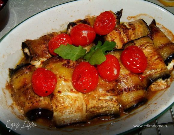 Баклажанные рулеты с рикоттой и моцареллой, запеченные с помидорами черри Баклажанные рулеты с рикоттой и моцареллой, запеченные с помидорами черри