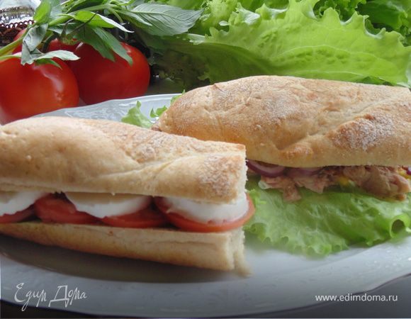 Два вида панини - панини капрезе и панини с тунцом и яйцами 