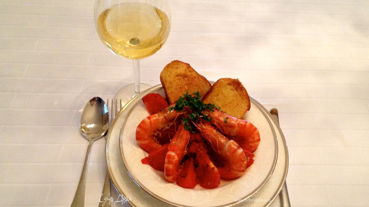 Креветки в чесночно-томатном соусе с гренками