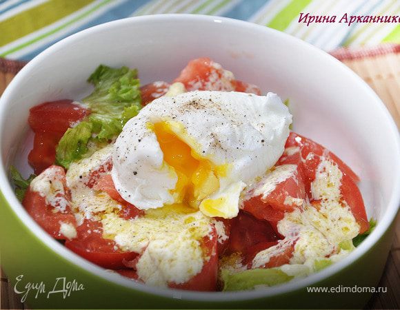 Овощной салат с яйцом пашот