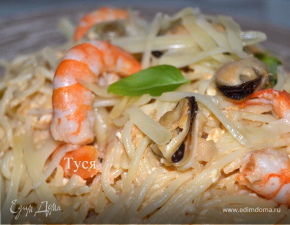 Спагетти с креветками в сырно-томатном соусе