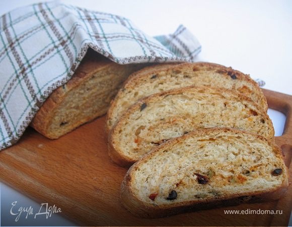 Итальянский хлеб с оливками, маслинами, вялеными помидорами и итальянскими травами Итальянский хлеб с оливками, маслинами, вялеными помидорами и итальянскими травами