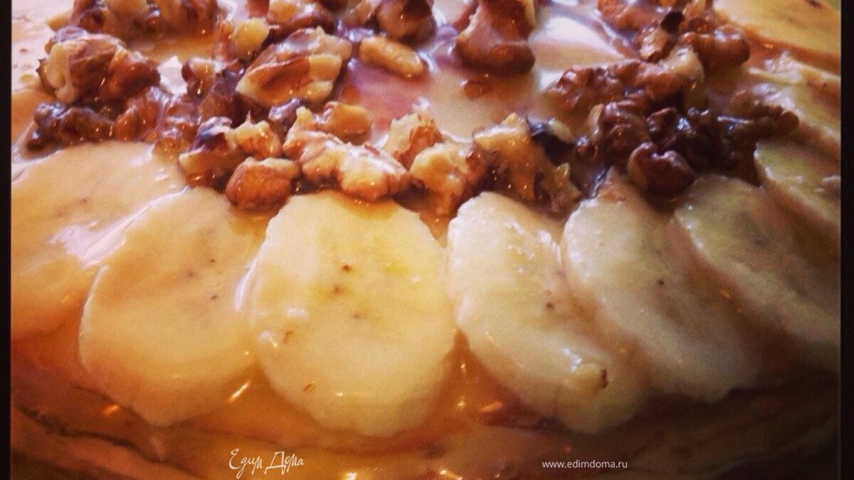 Торт на сковороде с банами и ореховой карамелью