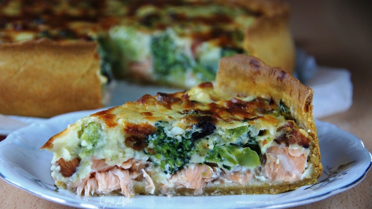 Пирог с семгой, капустой и изюмом