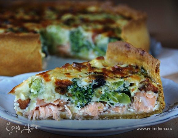 Пирог с семгой, капустой и изюмом