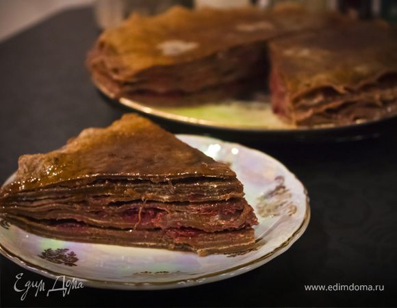 Блинный вишнево-шоколадный торт