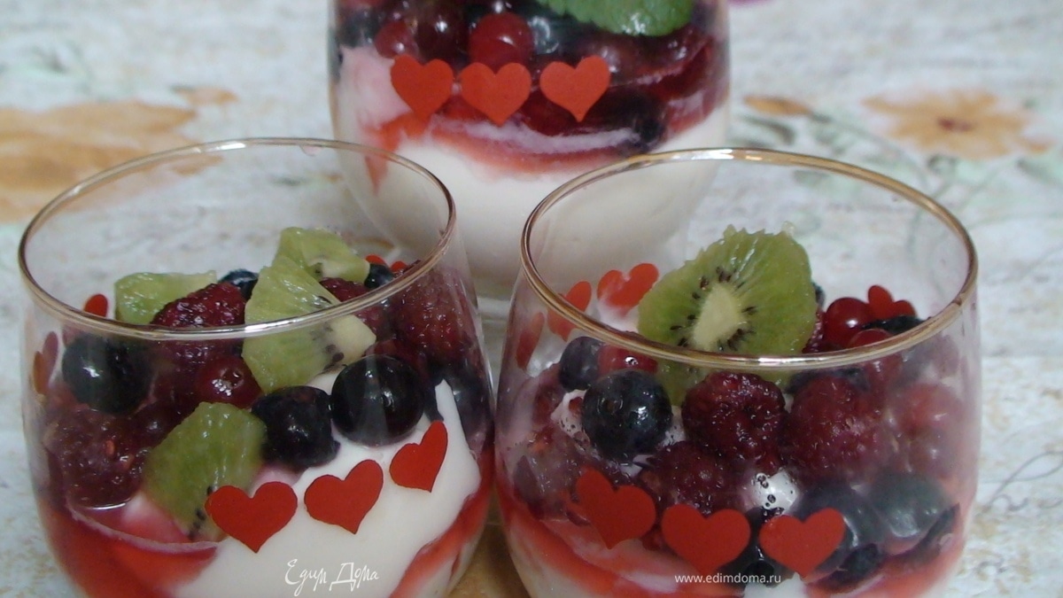 Разноцветные бокалы с лесными ягодами (coppa variegata ai frutti di bosco)