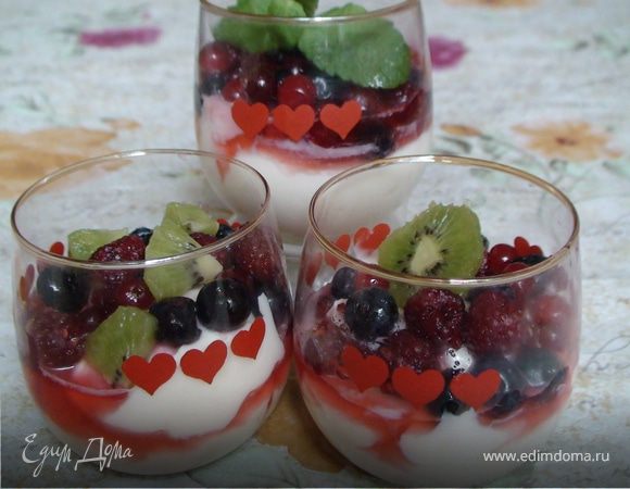 Разноцветные бокалы с лесными ягодами (Coppa variegata ai frutti di bosco)