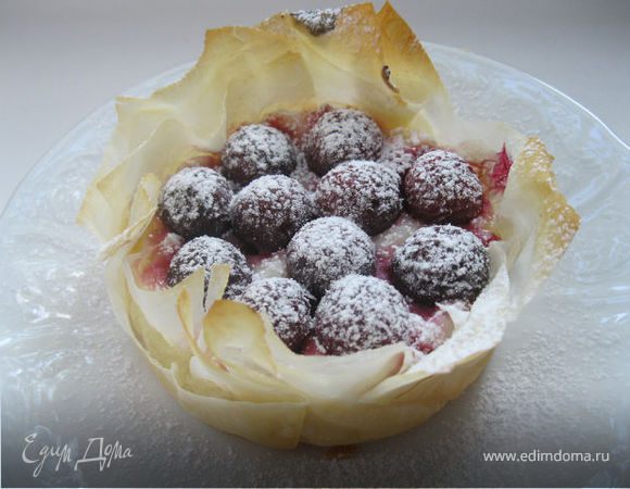 Корзиночки из теста фило с творожной начинкой и вишней