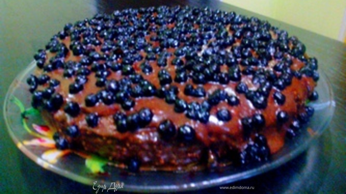 Шоколадный пирог с арахисом и черникой