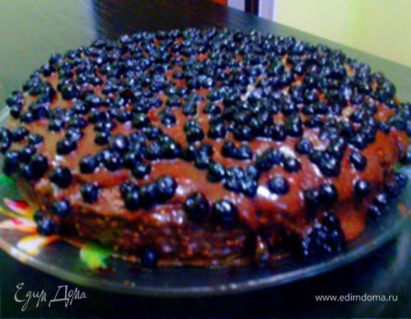 Шоколадный пирог с арахисом и черникой