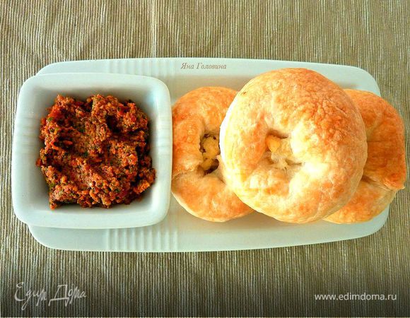 Колечки из слоеного теста с начинкой из сыра