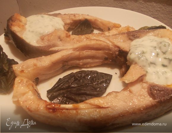 Запеченная рыба с карамелизированным лимоном и йогуртовым соусом