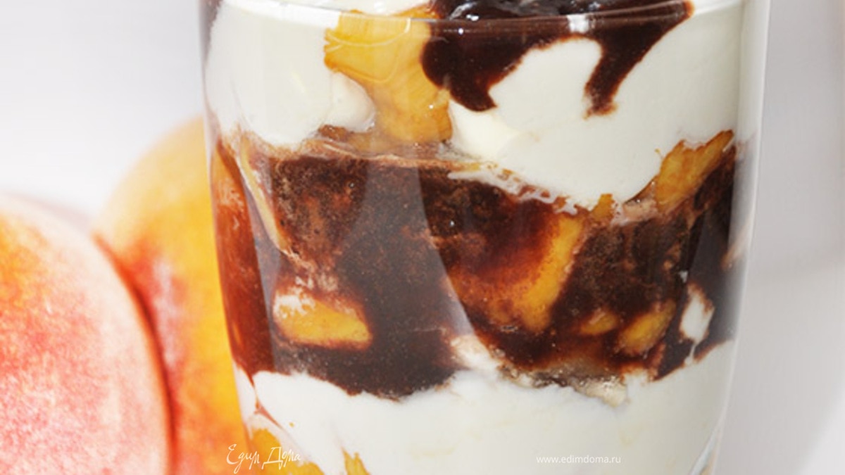 Десерт с персиками, взбитыми сливками и шоколадом