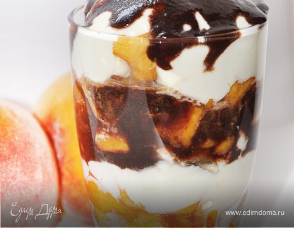 Десерт с персиками, взбитыми сливками и шоколадом Десерт с персиками, взбитыми сливками и шоколадом
