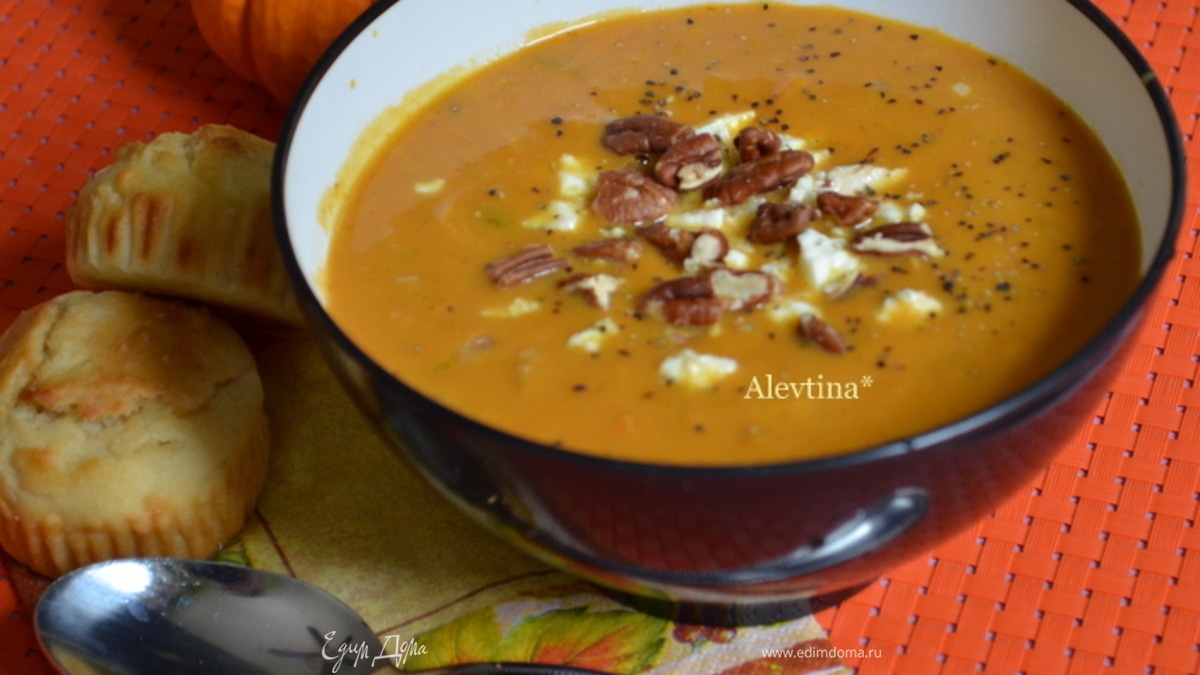 Тыквенный суп с орехом пекан и сыром фета