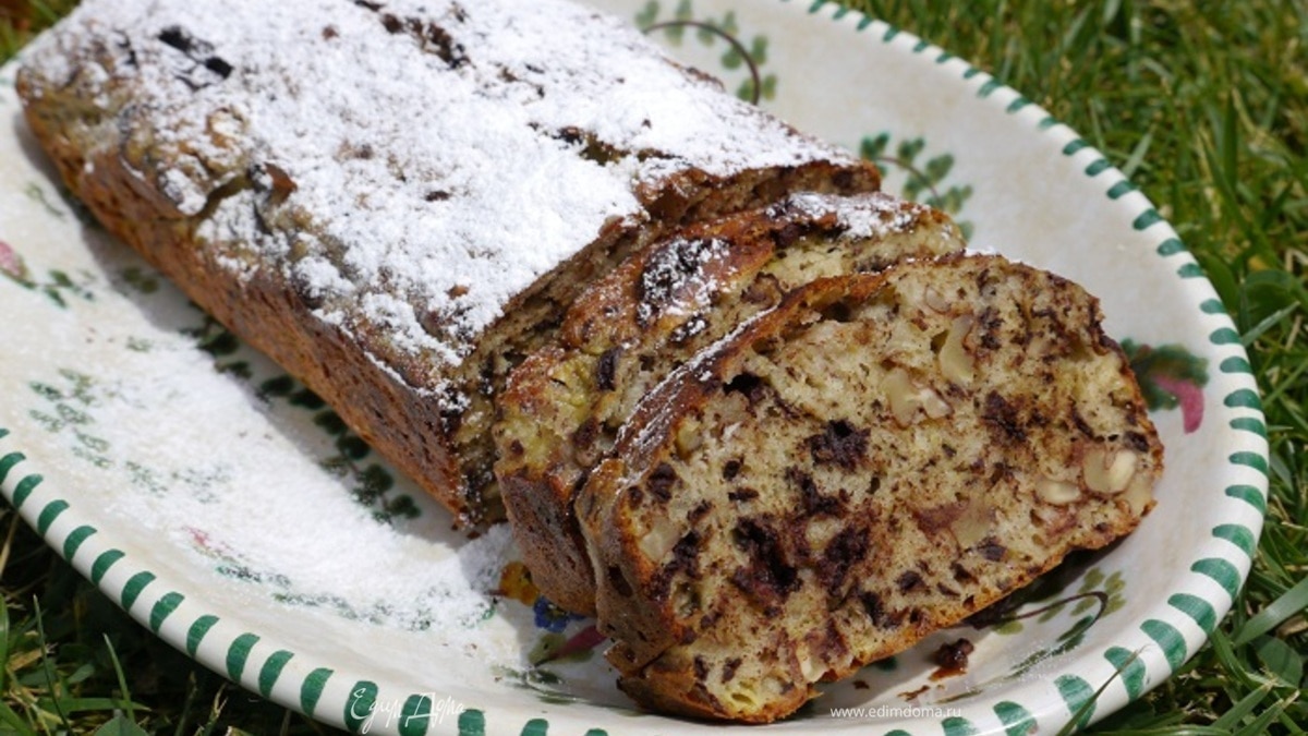 Банановый хлеб с шоколадом и орехами