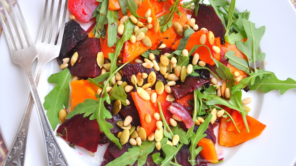 Теплый салат с тыквой и свеклой