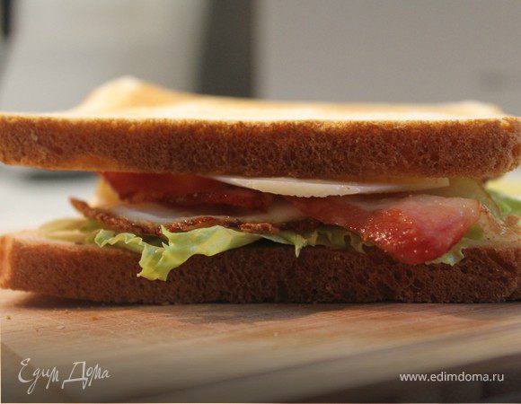 Клаб-сэндвич с беконом, яйцом и сыром