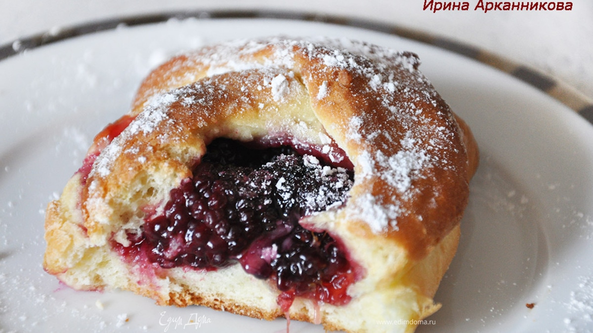 Дрожжевые булочки с ежевикой