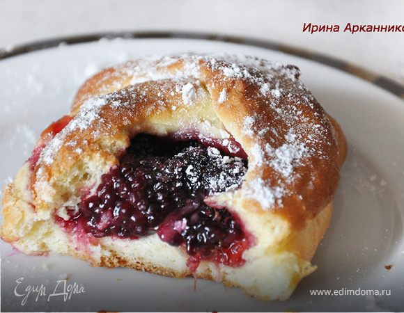 Дрожжевые булочки с ежевикой Дрожжевые булочки с ежевикой