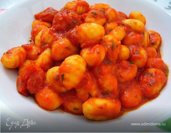 Веганские картофельные ньокки с насыщенным томатным соусом Веганские картофельные ньокки с насыщенным томатным соусом