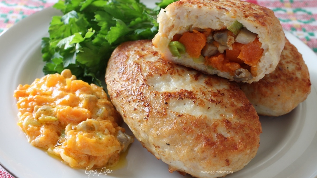 Куриные зразы с тыквой, грибами и соусом