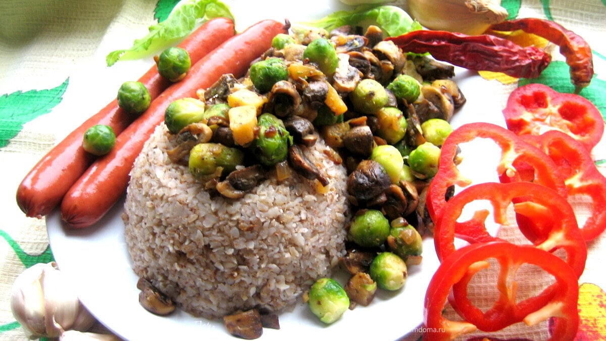 Гречневые хлопья с тыквой, грибами и колбасками