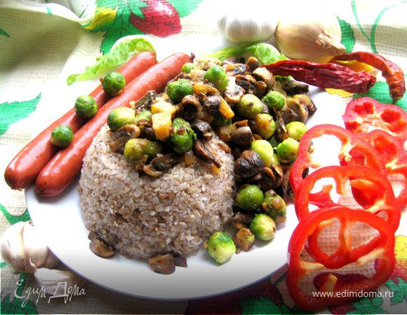 Гречневые хлопья с тыквой, грибами и колбасками Гречневые хлопья с тыквой, грибами и колбасками