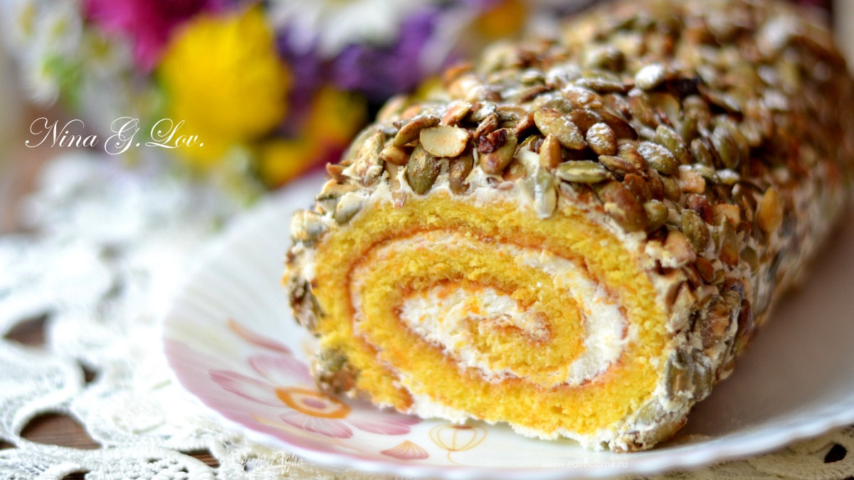 Тыквенный рулет с карамелизированными тыквенными семечками