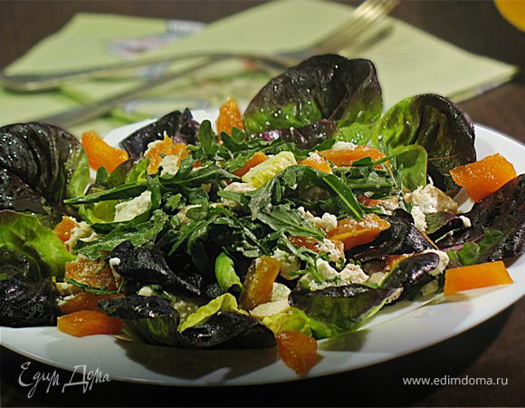 Салат из карамелизированной тыквы, куриной грудинки и сыра