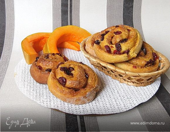 Пряные тыквенные плюшки с клюквой