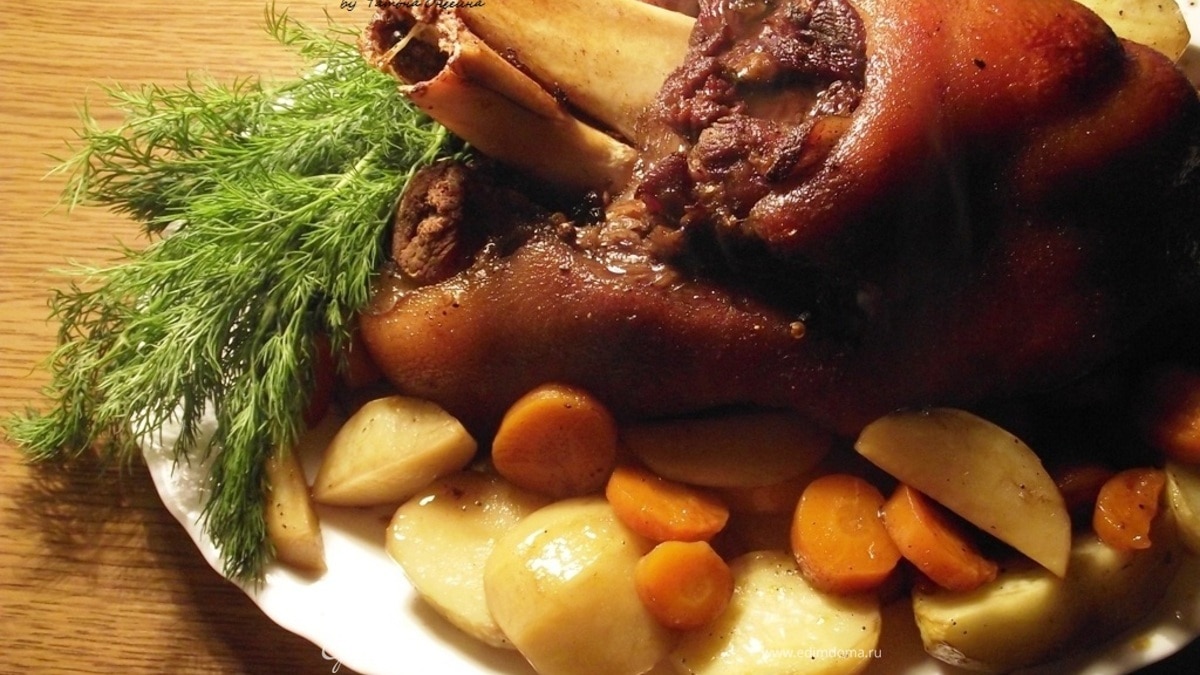 Свиная рулька в темном пиве