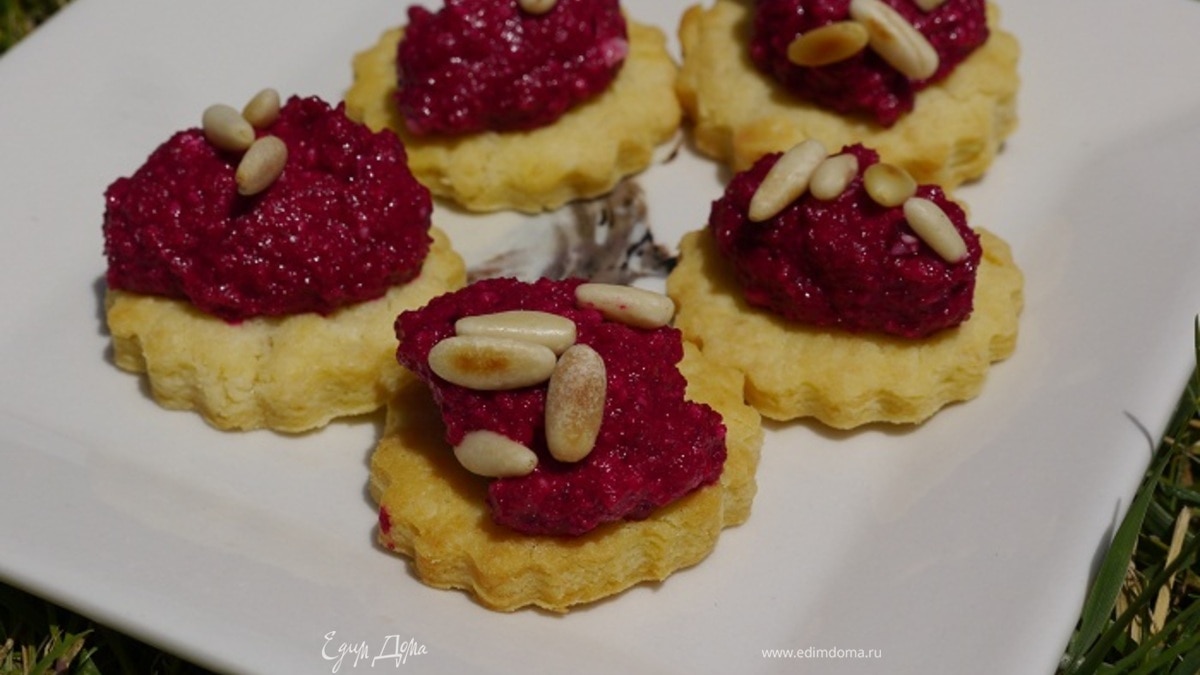 Печенье из пармезана со свекольным песто 