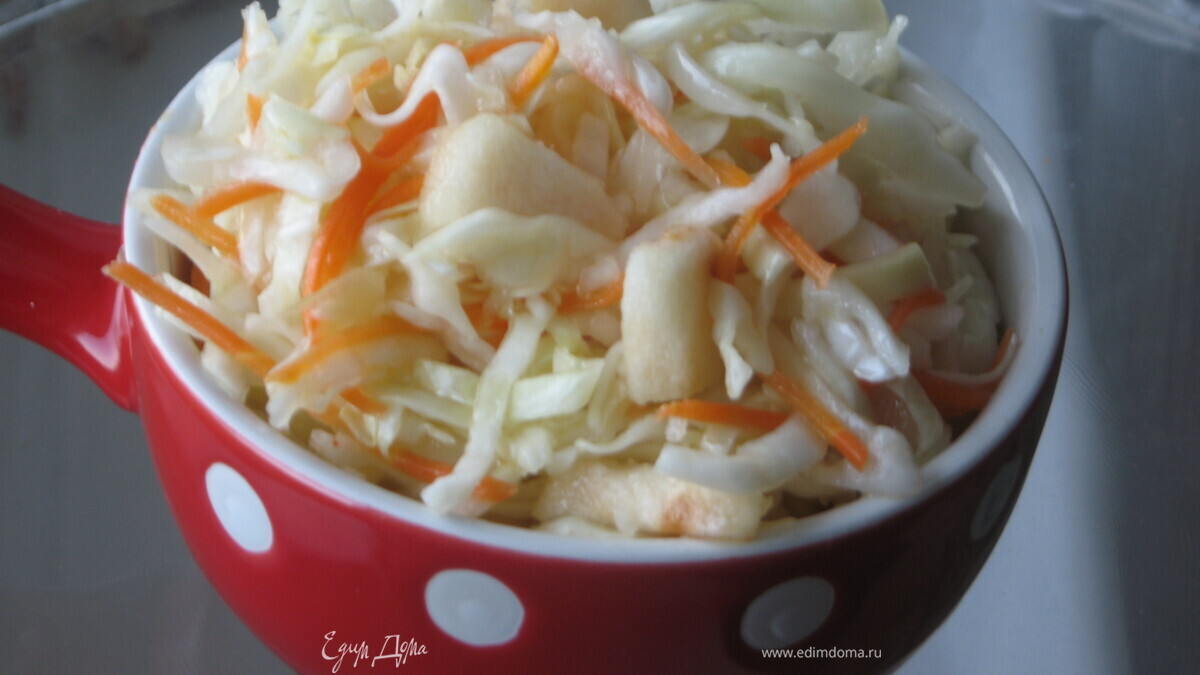 Быстрая маринованная капуста с яблоками и медом