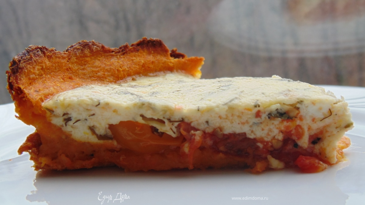 Открытый пирог с томатами на тыквенно-морковном тесте