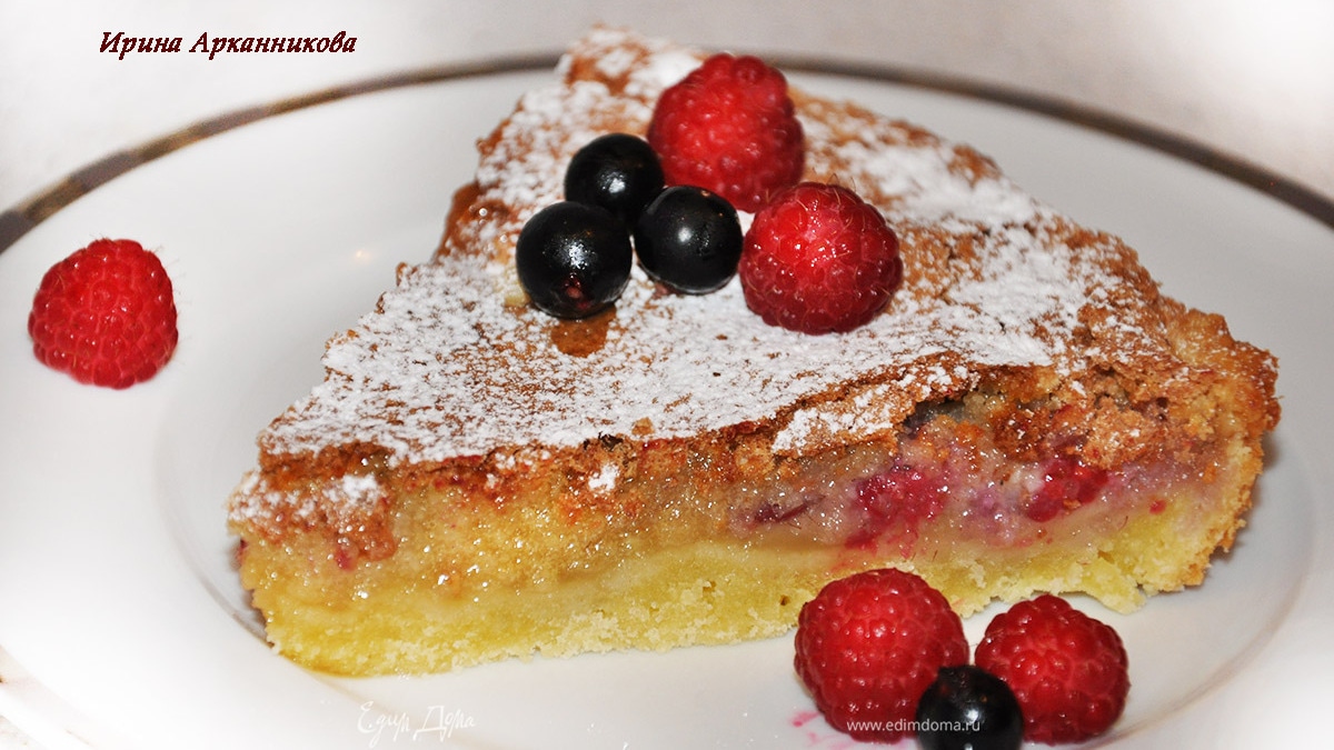 Пирог с ягодами и начинкой из миндаля