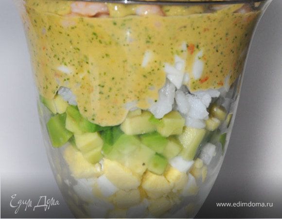 Салат в бокале с соусом Гуакамоле Салат в бокале с соусом Гуакамоле