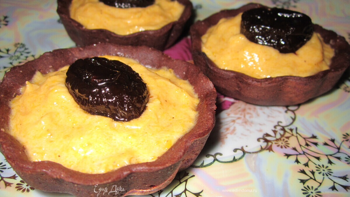 Шоколадные корзинки с тыквенным кремом и черносливом в коньяке