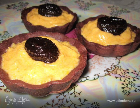 Шоколадные корзинки с тыквенным кремом и черносливом в коньяке